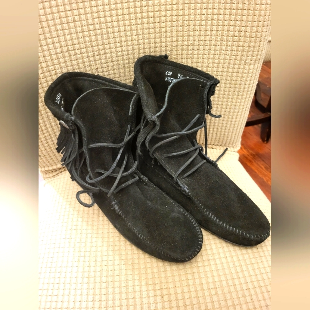 Minnetonka***BRAND NEW***Black fringe lace up ankle boots